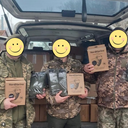 Ukrainas aizstāvji ar saziedotajām Karma Sock zeķēm